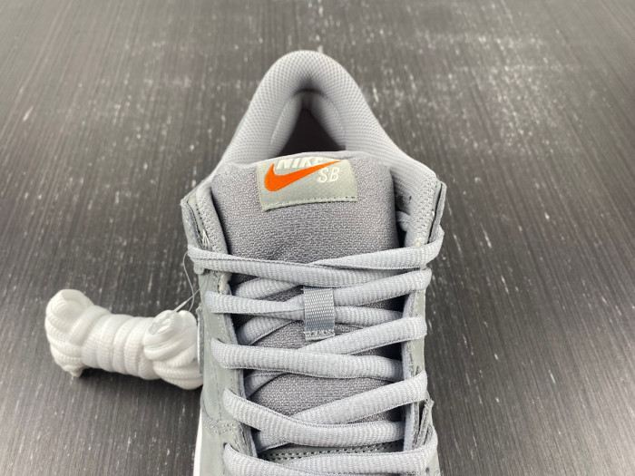 Nike SB Dunk Low “Grey Gum” DV5464-001