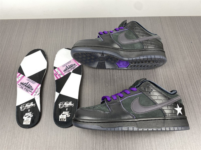 Familia x Nike SB Dunk Low