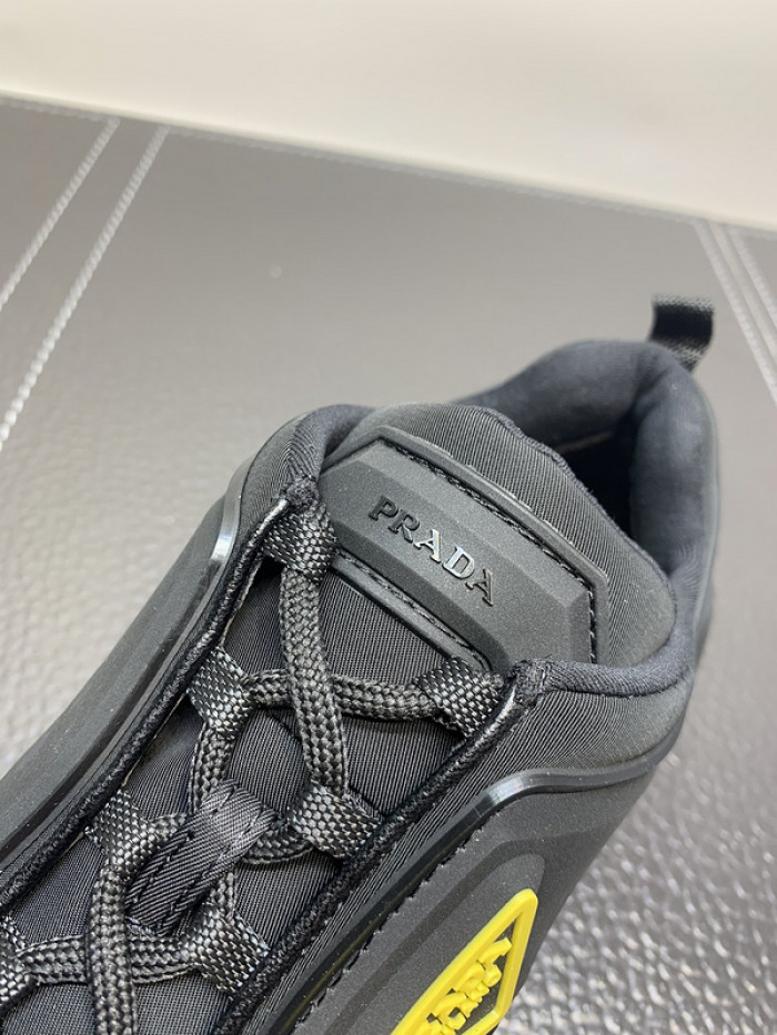 Pra*a sneaker