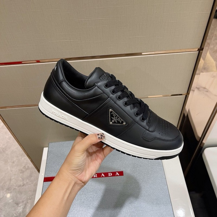 Pra*a sneaker