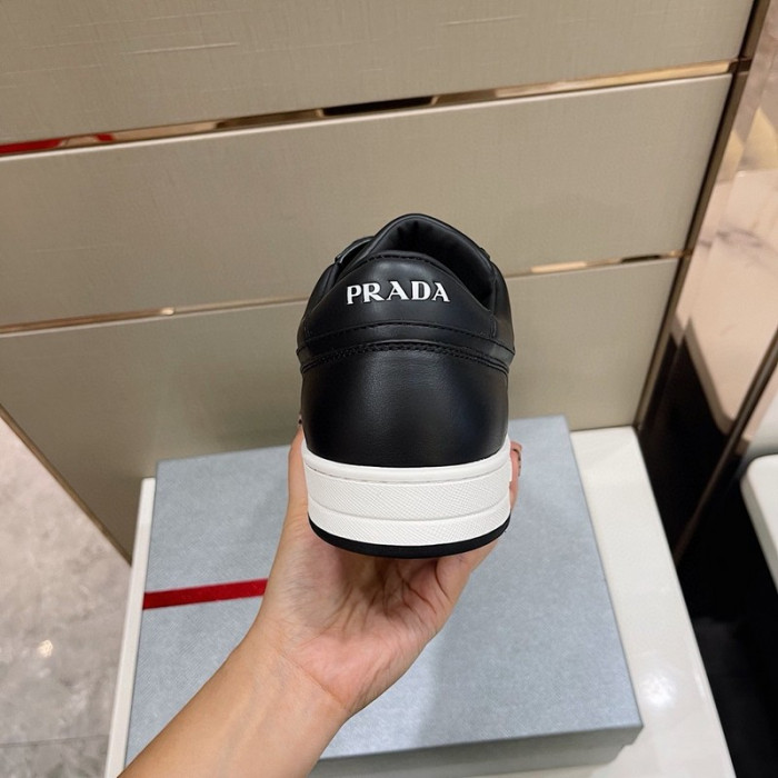 Pra*a sneaker
