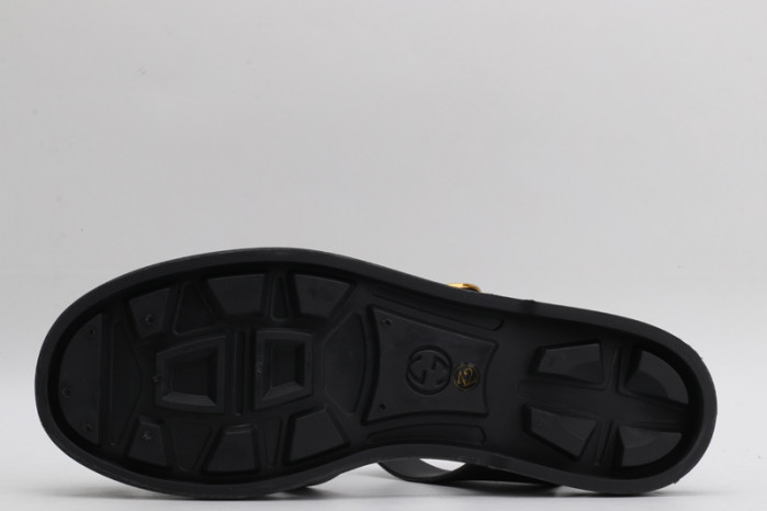 G*u*i sandals