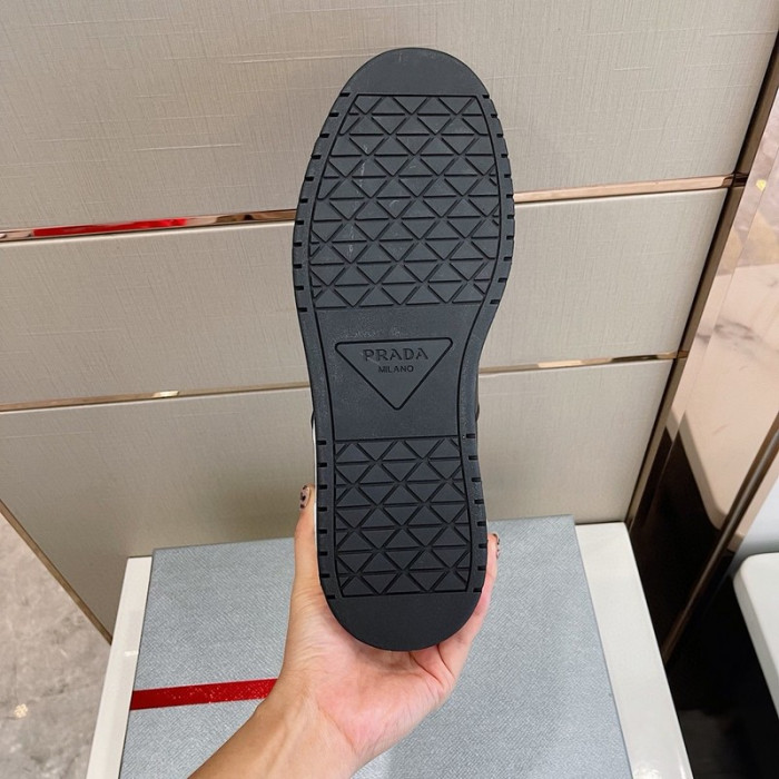 Pra*a sneaker