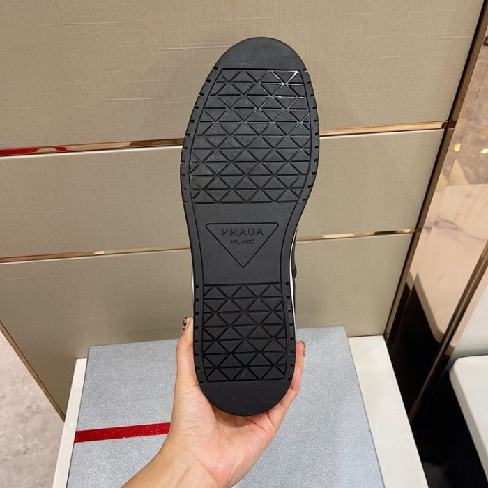 Pra*a sneaker