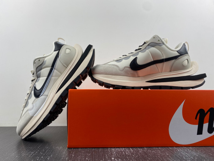 Sacai x VaporWaffle DD1875-101