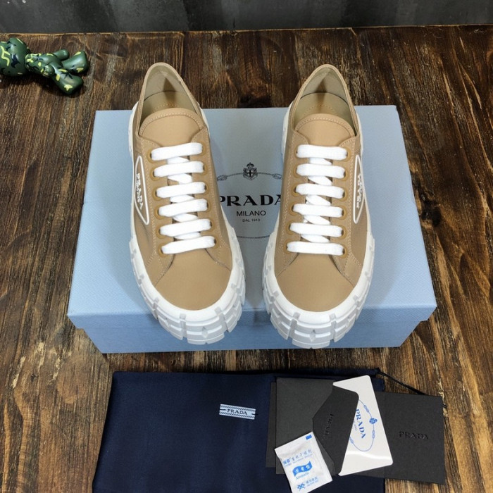 Pra*a sneaker