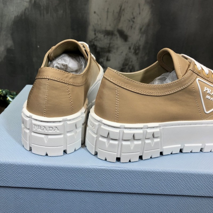 Pra*a sneaker