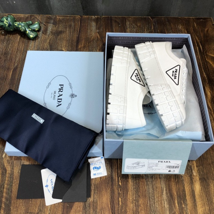 Pra*a sneaker