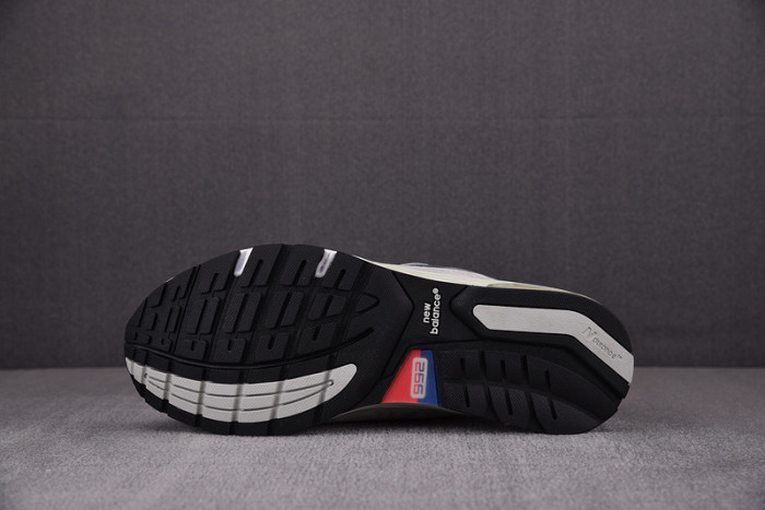 New Balance M992GR