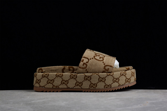 G*u*i sandals