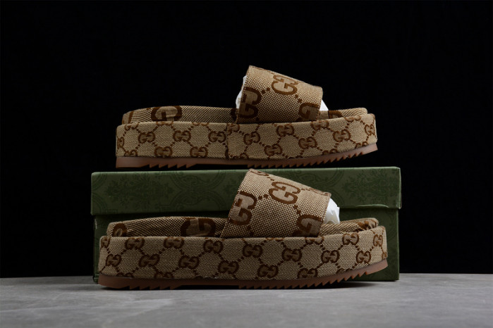 G*u*i sandals