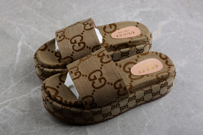 G*u*i sandals
