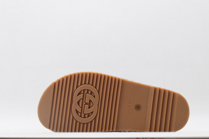 G*u*i sandal