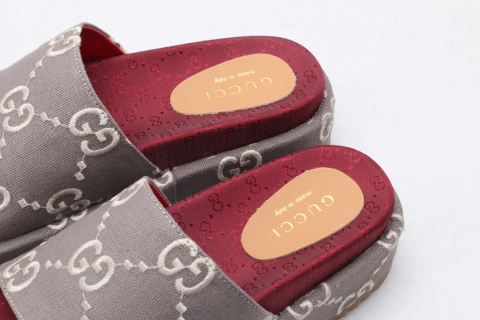 G*u*i sandal