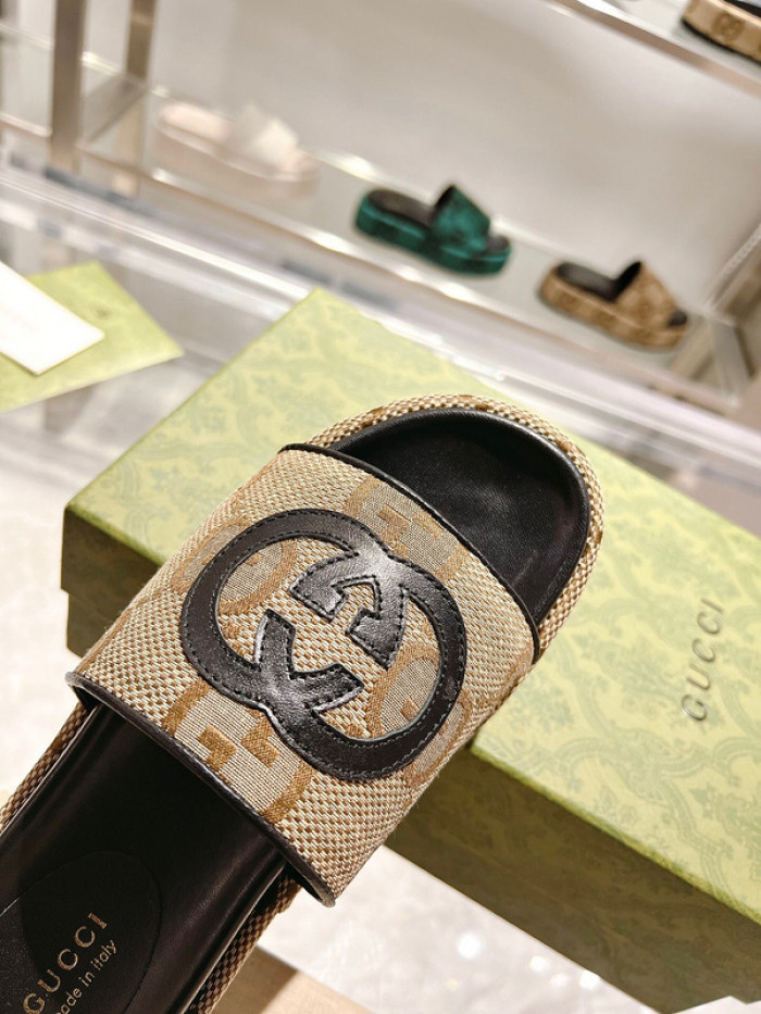 G*u*i sandal
