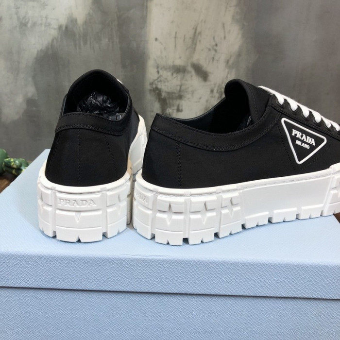 Pra*a sneaker