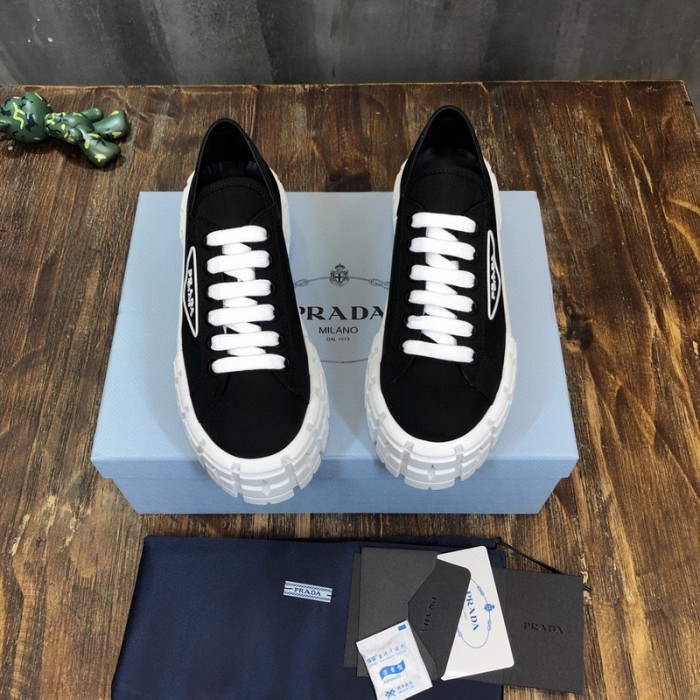 Pra*a sneaker