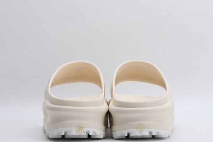 G*u*i sandals