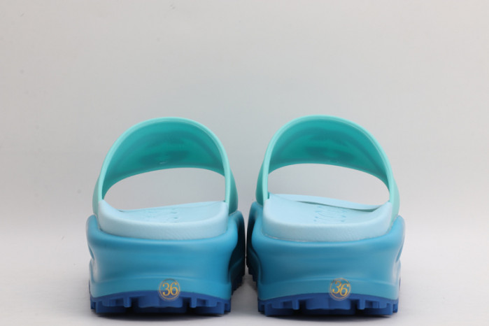 G*u*i sandals