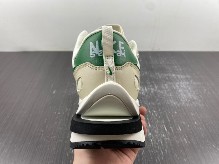 Sacai x VaporWaffle DD1875-102