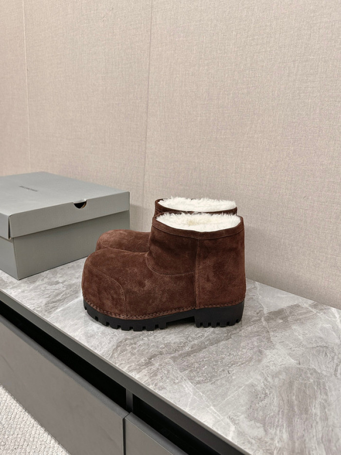 Ba*len*cia*ga brown alaska fur bootie