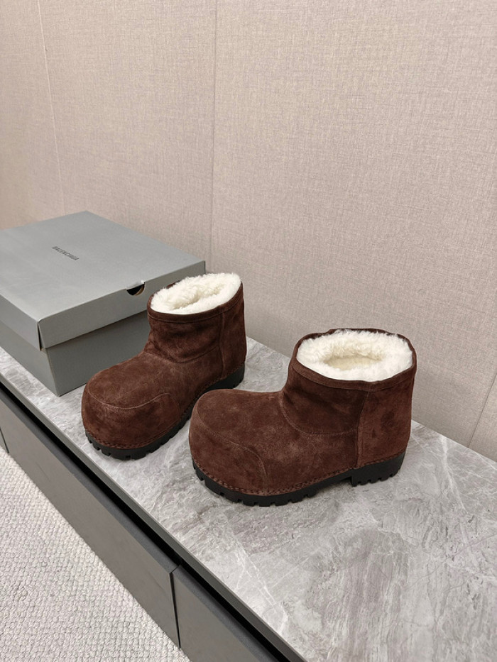 Ba*len*cia*ga brown alaska fur bootie